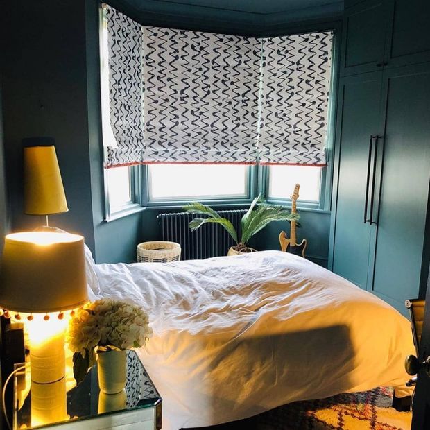 white roman blind with zig zag print in turquouise bed room