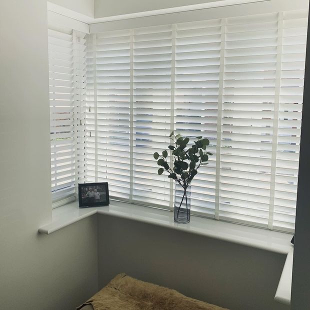 Haywood silk white wooden blinds in box window
