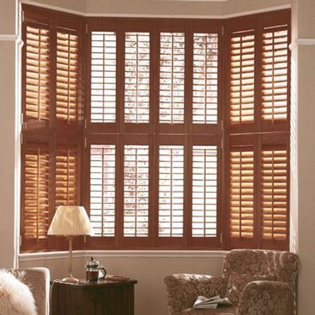 Roomset---red-mahogony-shutter