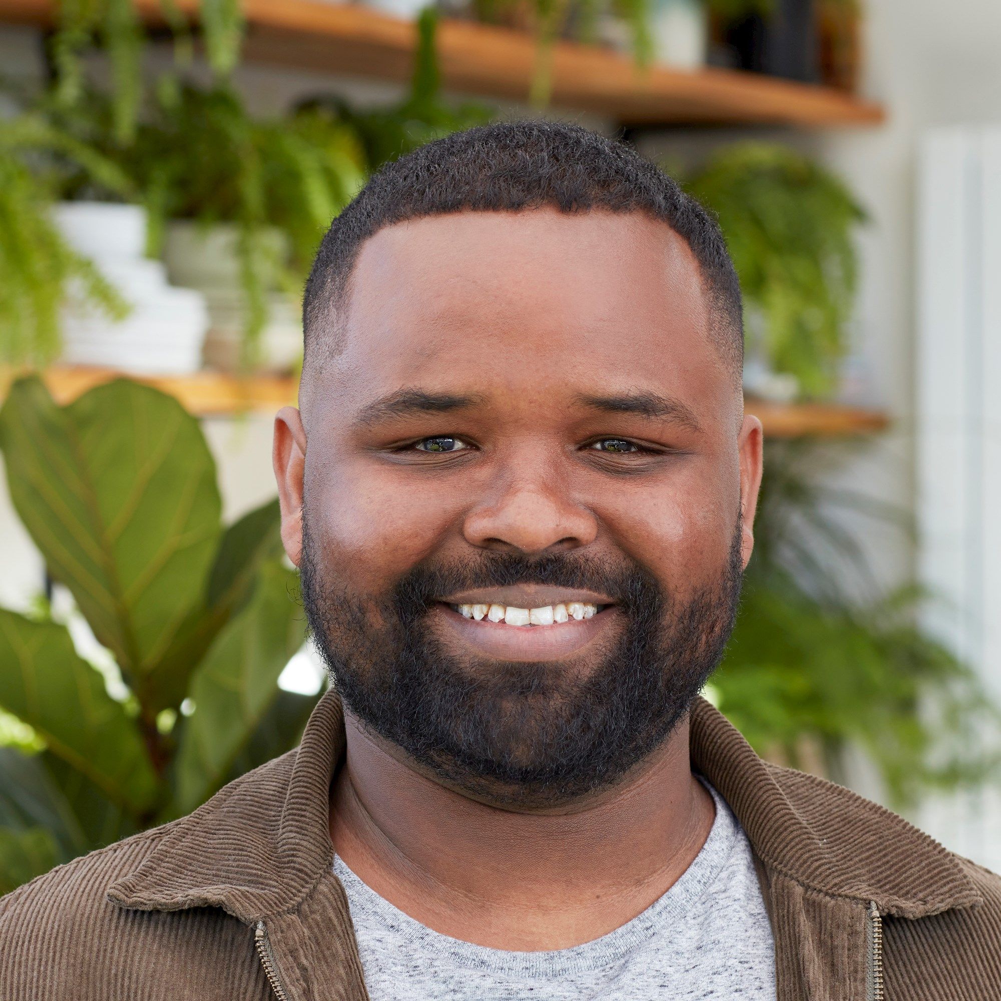 Mo Hussen,  @mo.and.the.jungle.shelf - Popular interior design enthusiast