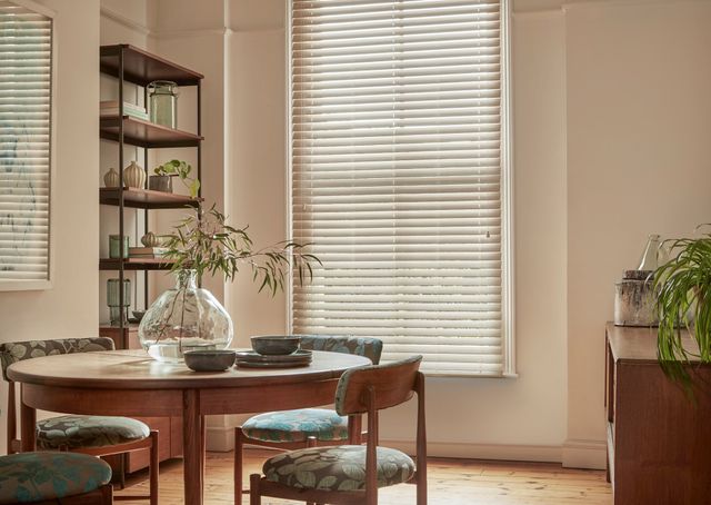 Wood Venetian House Beautiful Natural Bamboo Seashell Blind in a dining room with a circular table and chairs 