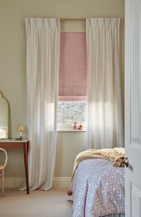 HIL 24 PARISIAN EDIT CURTAINS LINEN BLANC NATURAL ROMAN BLIND NAUTIQUE ROUGE PORTRAIT 001 