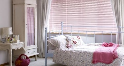 Studio Pretty Pink Venetian Blind in Guest Room